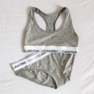 Женский комплект Calvin Klein серый: топ и плавки
